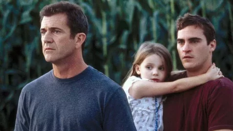 12 érdekesség kedvenc alufóliasisakos filmünkről, a Jelekről