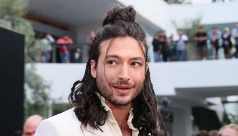 A balhéi óta először jelent meg a nyilvánosság előtt Ezra Miller