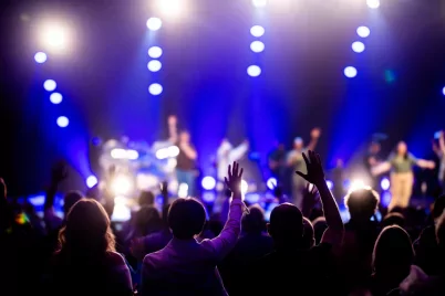 Na, de miért lett divat mindenfélét az énekesekre dobálni koncert közben?