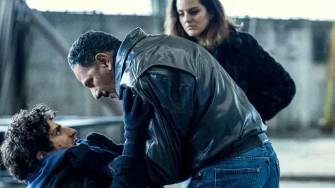 Anyád hozzámegy egy elítélthez. Mit lépsz?