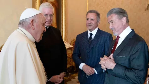 Stallone bokszolni hívta legnagyobb rajongóját, a pápát