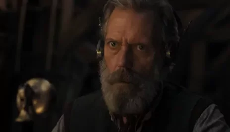 Szinte felismerhetetlen Hugh Laurie a Netflix közelgő II. világháborús sorozatában