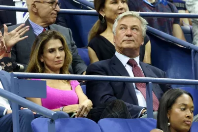 Újra vádat emelnek Alec Baldwin ellen a forgatási baleset miatt