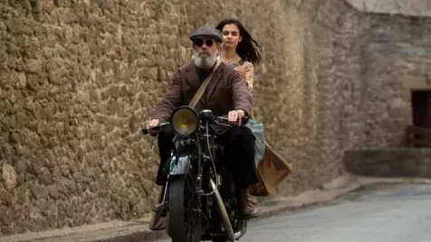 Csak a géppisztolyos, nagyszakállú Hugh Laurie jó a Netflix új háborús sorozatában