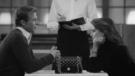Brad Pitt és Penélope Cruz közt izzik a levegő egy új reklámban