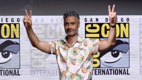 Taika Waititi remake-eli az egyik kultikus, Monty Python-közeli filmet