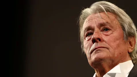 Zárt körben, a saját vidéki birtokán temették el Alain Delont