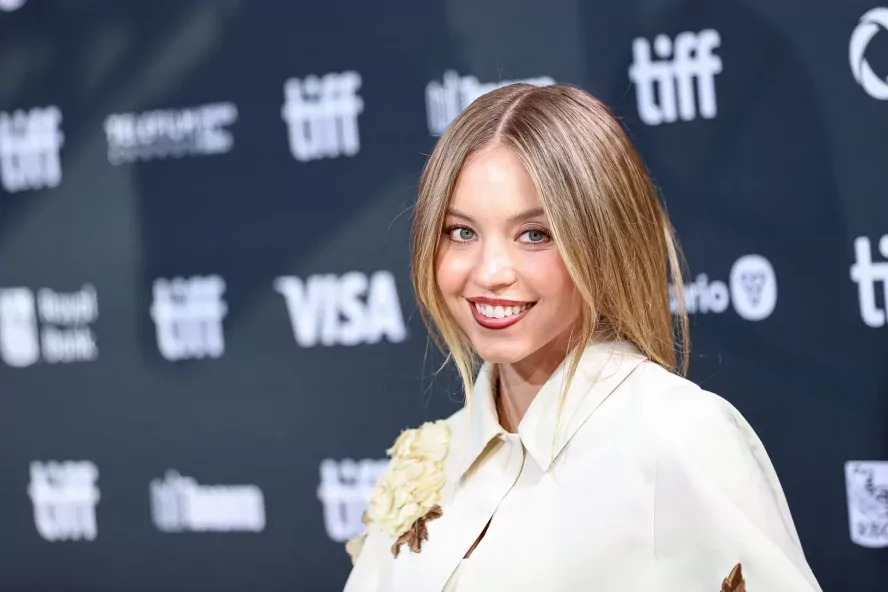 Sydney Sweeney videóban mutatta meg, hogyan romantikázik a pasijával