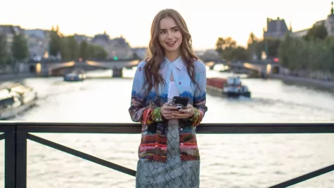 Az Emily Párizsban című netflixes sorozatért harcolnak a politikusok