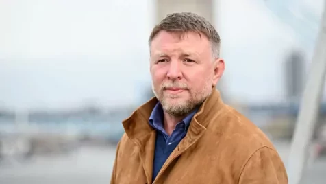 Újabb sztárokkal erősítette Guy Ritchie a most készülő krimisorozata szereplőgárdáját