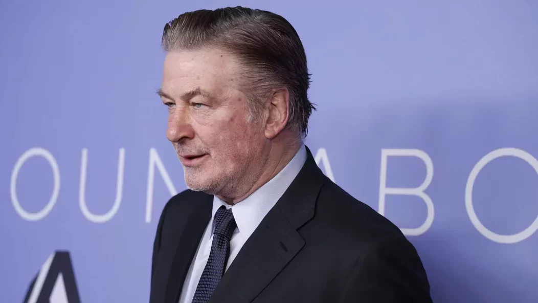 A forgatáson agyonlőtt operatőr édesanyjától máig nem kért bocsánatot Alec Baldwin 