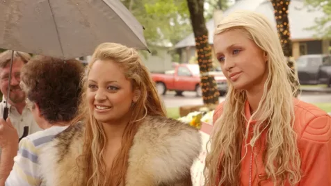 Ki lenne a jobb? Dakota vagy Elle Fanning játszhatja Paris Hiltont egy készülő sorozatban 