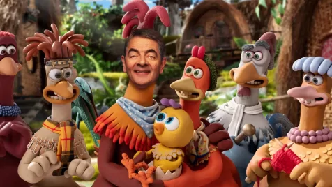 Rowan Atkinson a méhecske után egy kisbabának látja el a baját