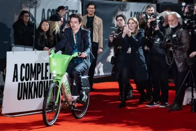 Timothée Chalamet egy Lime biciklin érkezett a Sehol se otthon londoni premierjére - Videó!