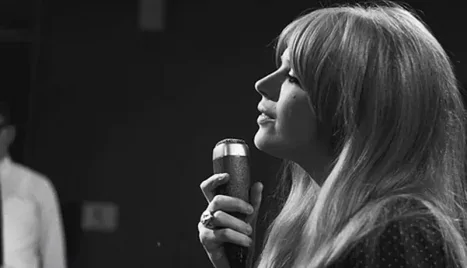 Elhunyt a legendás énekesnő, Marianne Faithfull