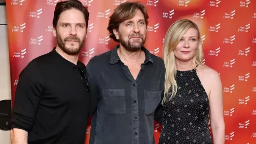 Daniel Brühl és Ruben Östlund beült a Katona előadására, különleges darabot választottak