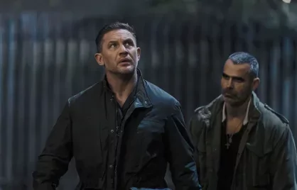 Itt van Guy Ritchie vadiúj gengsztersorozatának vérben tocsogó előzetese!