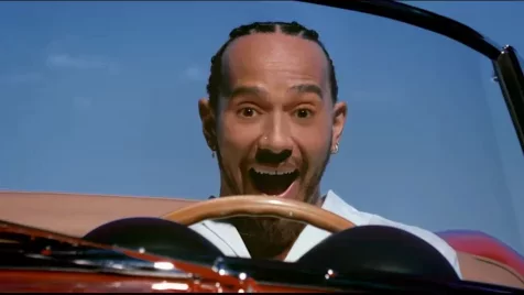 Lewis Hamilton beleszerkesztette magát a Meglógtam a Ferrarival egyik ikonikus jelenetébe - VIDEÓ!