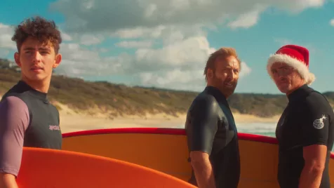 Nicolas Cage ausztrál szörfösként is izgalmasan tud megőrülni