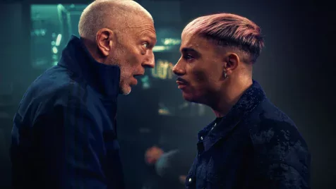 Beépített DJ - Vincent Cassel végre egy kicsit bohóckodik a Netflixen