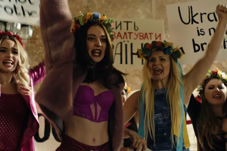 Kritika: Oxana a melleivel küldi el Putyint a búsba, de igazából nem ez a film lényege