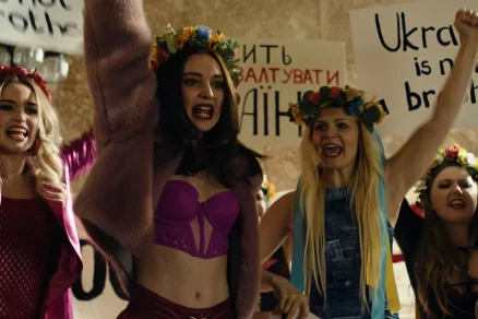 Kritika: Oxana a melleivel küldi el Putyint a búsba, de igazából nem ez a film lényege