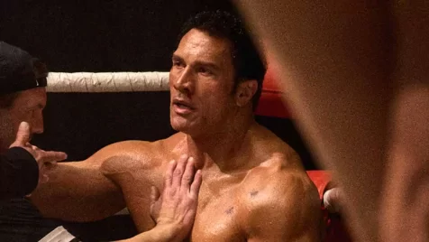 Dwayne Johnson teljesen felismerhetetlen a legendás MMA-harcos szerepében - ELŐZETES