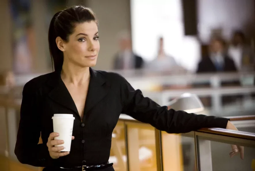 Sandra Bullock magyar divattervező ruhakölteményét viselte egy legendás magazin címlapján - FOTÓ!