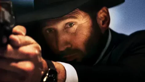 Egy bepipult rabbi mindenkit ripityára lő – ELŐZETES