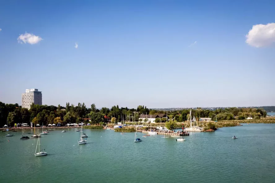 Balaton: Nappali bulitól a Mozgás éjszakájáig