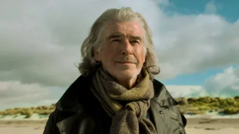 Pierce Brosnan isteni sugallatra megnöveszti a haját