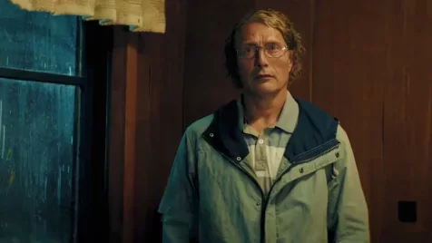 Őrült vígjátékkal és frizurával jön Mads Mikkelsen