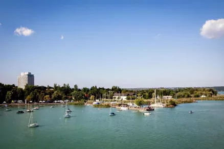 Balaton: Nappali bulitól a Mozgás éjszakájáig