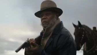 A kritikusok gyűlölik, a nézők viszont komálják Pierce Brosnan és Samuel L. Jackson új westernjét
