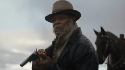 A kritikusok gyűlölik, a nézők viszont komálják Pierce Brosnan és Samuel L. Jackson új westernjét