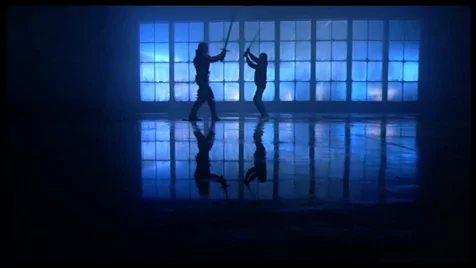 Új, menő forgatási fotókon kardpárbajozik egymással Henry Cavill és főellensége a Hegylakóban