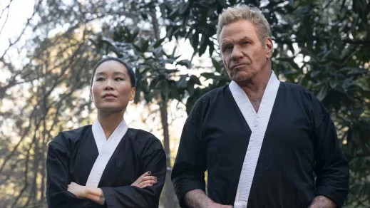 A Karate kölyök főgonosza megharapta a Cobra Kai színésznőjét, de megúszta a feljelentést