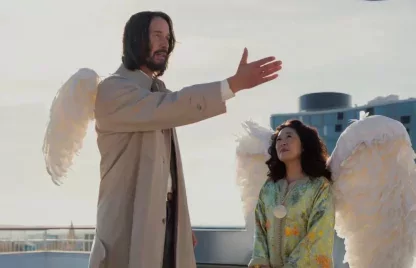 Kritika: Keanu Reeves depressziós őrangyalként tanítja a boldogságot a netflixes Jó szerencsében