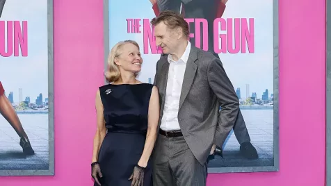 Pamela Anderson és Liam Neeson a való életben is együtt vannak? Ezt lehet tudni a kapcsolatukról 