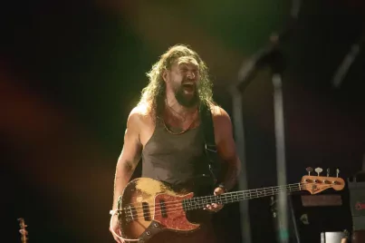Nemcsak színészkedni, zenélni is fog Budapesten Jason Momoa