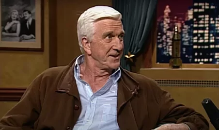 Leslie Nielsen egyszer fingógéppel állított be egy interjúra, és nem félt használni – VIDEÓ!