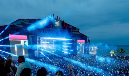 Vigyázat! DJ OTI visszatér a Plázsra