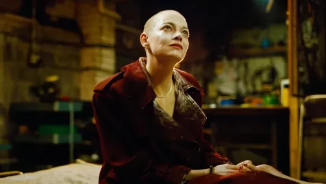 Tökéletes pontszámmal nyitott a kopasz Emma Stone sci-fi-vígjátéka