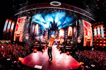 T. Danny a Hunyadi sztárjaival játszik Dobó Kata új romkomjában