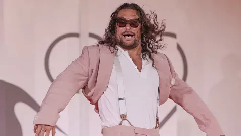 Ha ma csak egy tetőtől lábujjig rózsaszínbe öltözött sztárt nézel meg, akkor az Jason Momoa legyen! - GALÉRIA