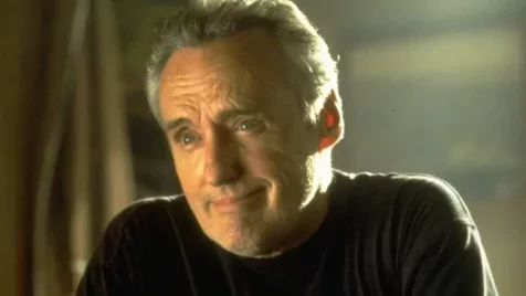Dennis Hopper ezt a rendezőt próbálta meggyilkolni egy ketchupos üveggel egy édeshármas miatt