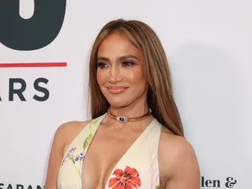 Döbbenetesen hasonlít Jennifer Lopez egy másik énekesnőre ezzel a frizurával 
