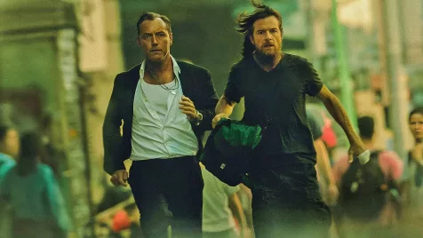Fekete Nyúl - Jude Law nagyon nagyot megy a Netflix New York-i bűnmeséjében