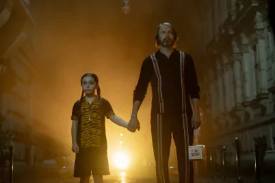 Rettegsz a porcicáktól? Hívd Mads Mikkelsent! - Kritika