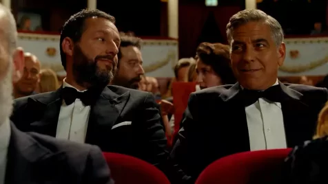 George Clooney szépen eljátssza a saját sírós verzióját a Jay Kellyben, de más nem nagyon történik